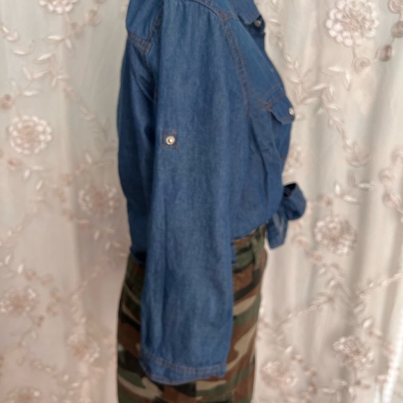 Zara sz M, light denim colored button-down, cropped blouse. - Picture 12 of 14